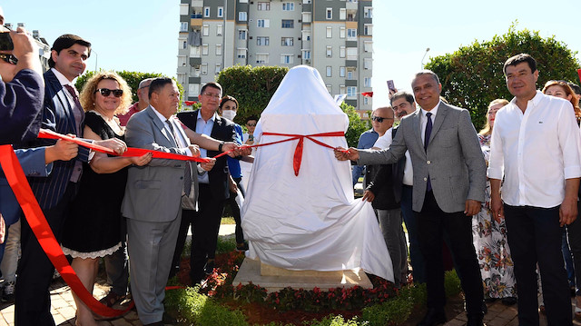 Muratpaşa Belediyesi'ne hediye edilen Tolstoy büstü açıldı