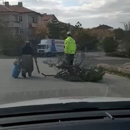 Yozgatta yürekleri ısıtan görüntüler: Odun taşıyan yaşlı kadının yardımına trafik polisi koştu