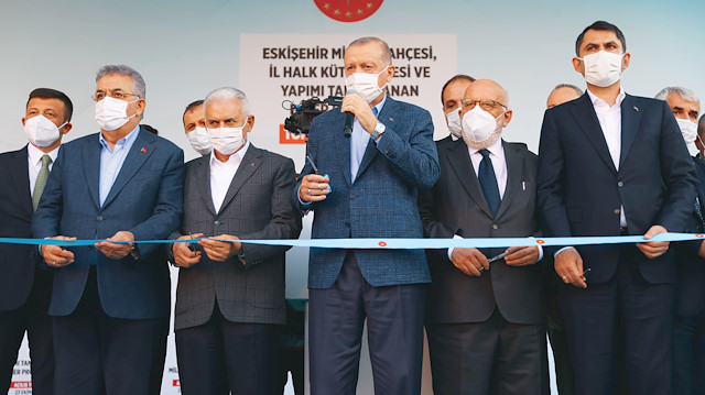 Cumhurbaşkanı Erdoğan, konuşmanın ardından beraberindekilerle kurdele keserek yapımı tamamlanan eserlerin toplu açılışını gerçekleştirdi.