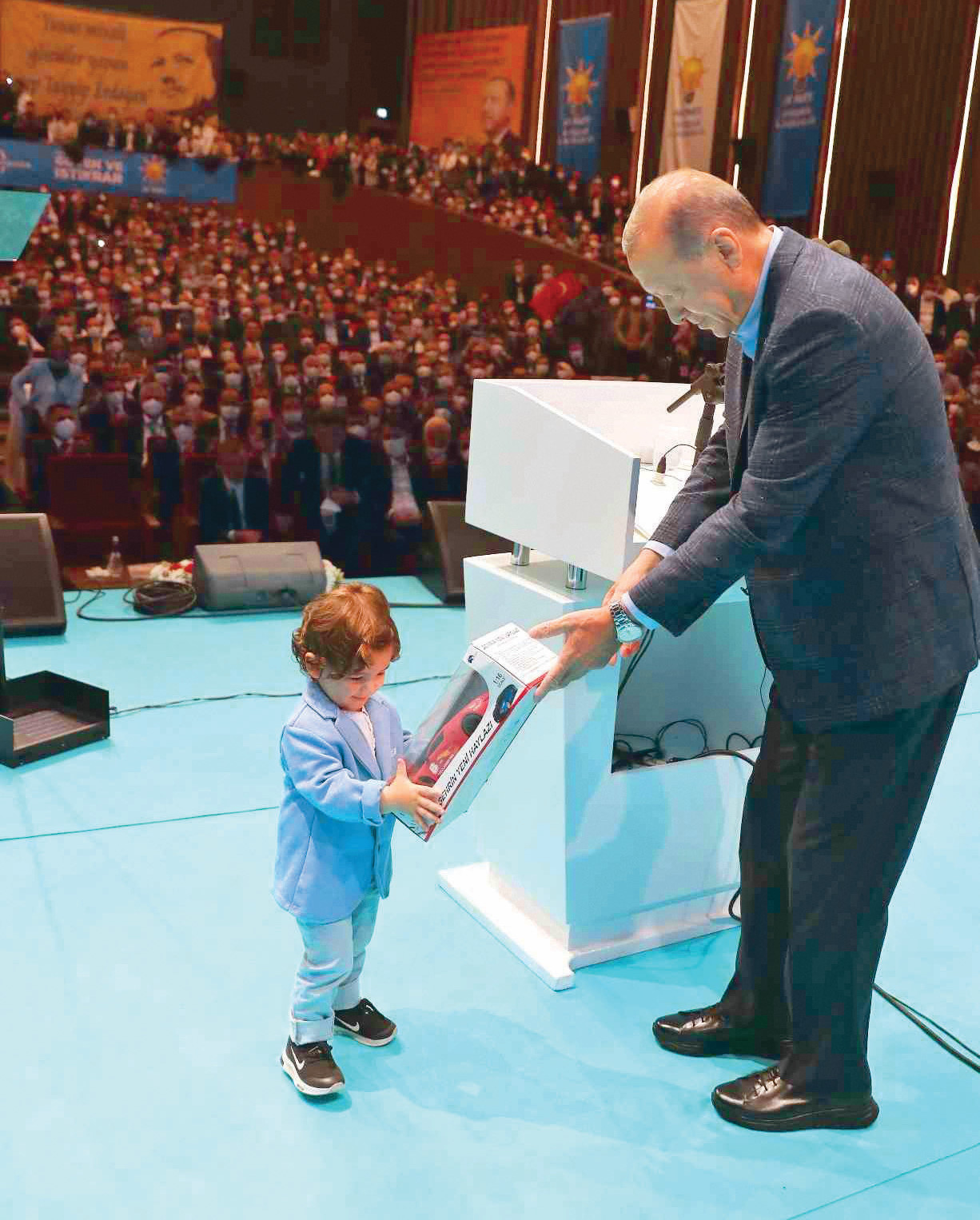 Cumhurbaşkanı Erdoğan, kongreye girmeden önce kalabalık içindeki ve kongre salonundaki çocuklara çeşitli oyuncaklar verdi.