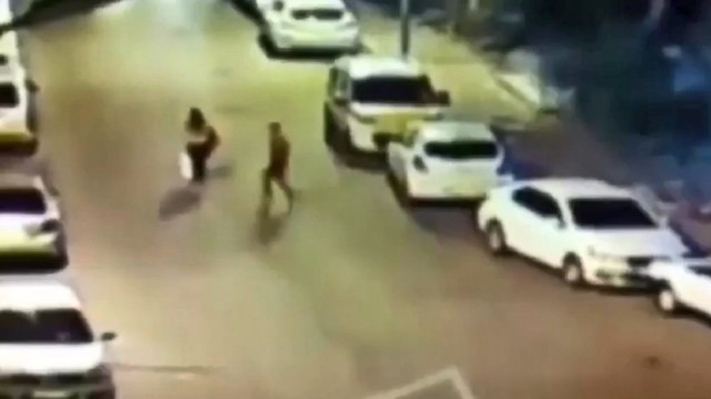 Kocaeli'de yolda yürüyen kadına kapkaç şoku