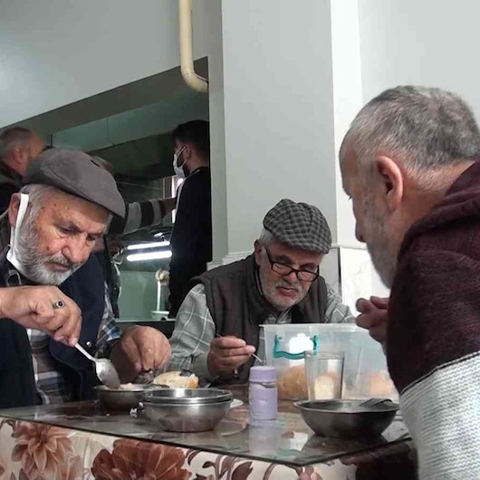 Çarşının ’Himmet babası’ 40 yıldır askıda geleneği ile yemek ikram ediyor