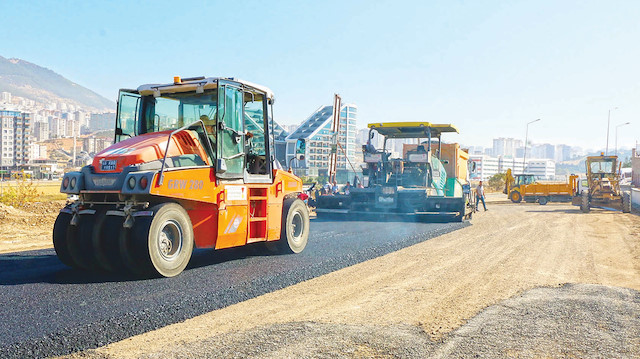 Bölgeden Sütçü İmam Üniversitesi’ne ulaşım için kullanılan toprak yol sıcak asfaltla yenileniyor. 