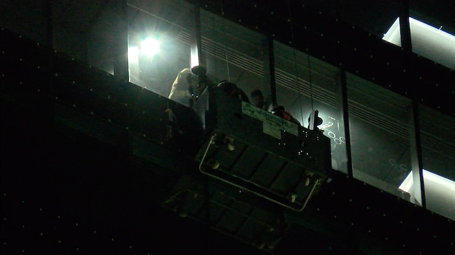 Ümraniye'de camları temizleyen işçiler 24. katta mahsur kaldı.