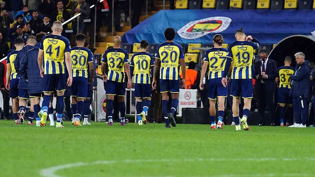 Fenerbahçeli taraftarlar futbol takımlarını uzun süre protesto etti.