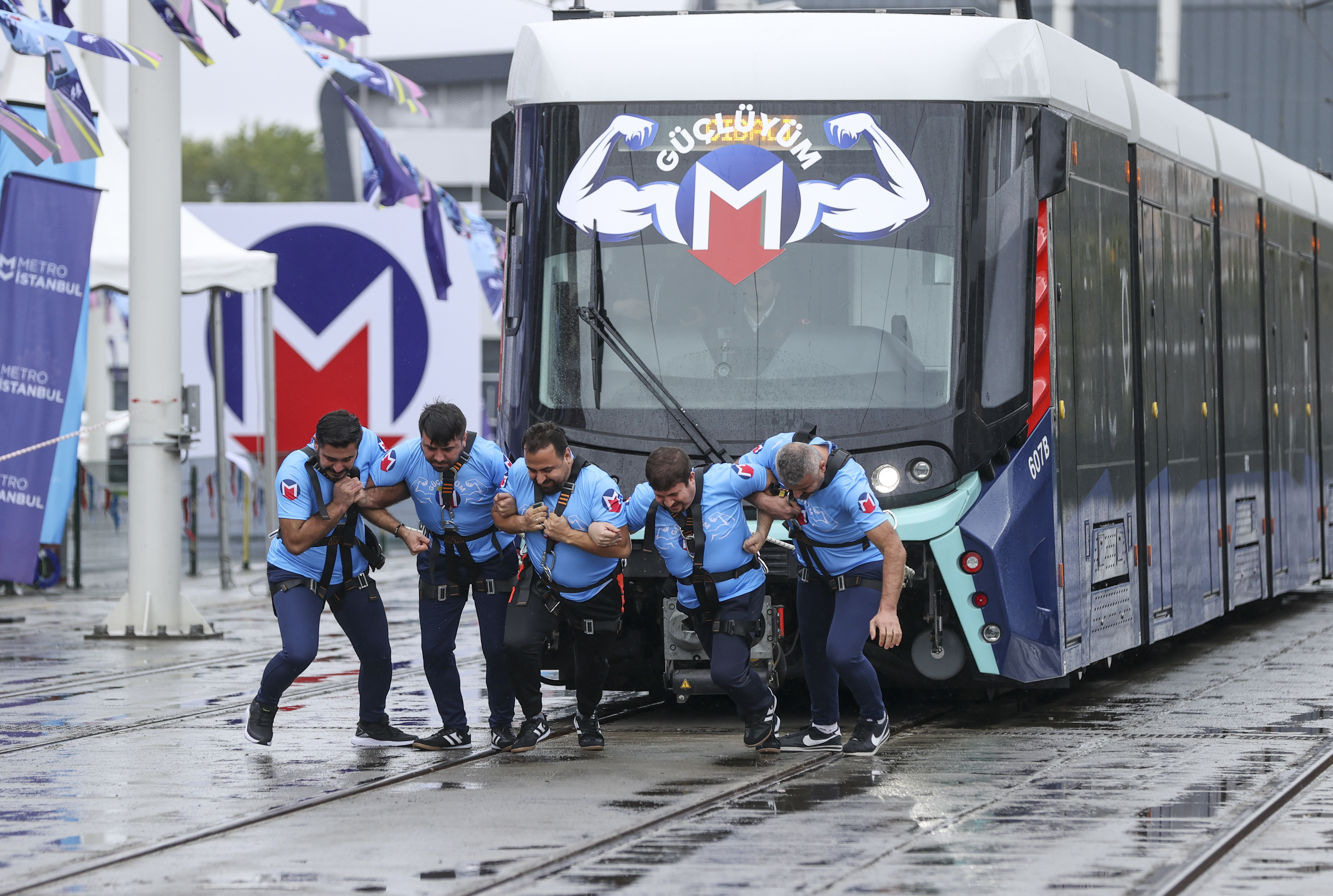 İBB&#39;nin tren çekme yarışması sosyal medyada alay konusu oldu - Yeni Şafak
