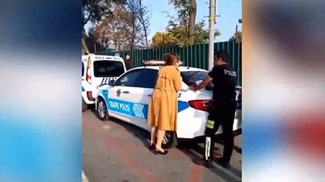 Ehliyetsiz yakalandığı için polislerin ceza keseceğini öğrenen kadın, dakikalarca çığlık atarak memurları zor durumda bırakmıştı. 