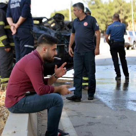 Otomobiliyle cipe çarpan sürücü yakıt sızdıran aracın yanında sigara içti