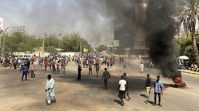 Sudan'da Başbakan Abdullah Hamduk ve bazı siyasilerin gözaltına alınmasına karşı binlerce kişi sokaklara inerek gösteri düzenledi. 