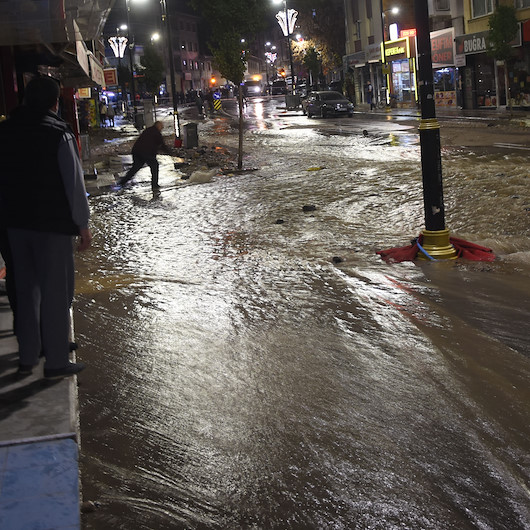 Cadde nehre döndü: Kentte içme suyu hattı patladı, iş yerlerini gece yarısı su bastı