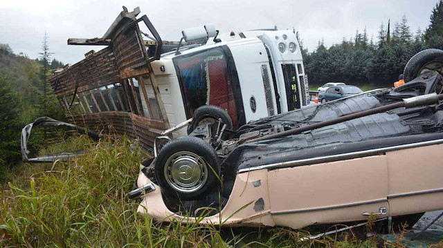 Tow truck overturned in TEM: Five vehicles were scattered on the road, two people were injured