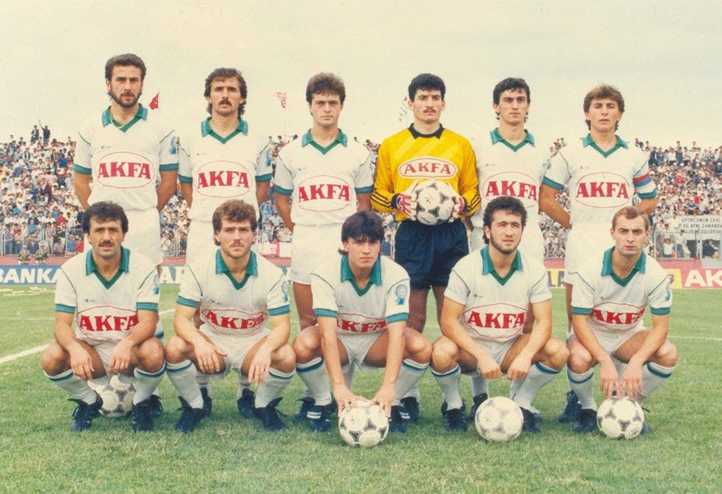 Rizespor'un 1986-1987 sezonu kadrosu: (Ayakta sol 1 Abdullah Avcı, oturan sol 2 Metin Bak, oturan sol 3 Turgut Kural)