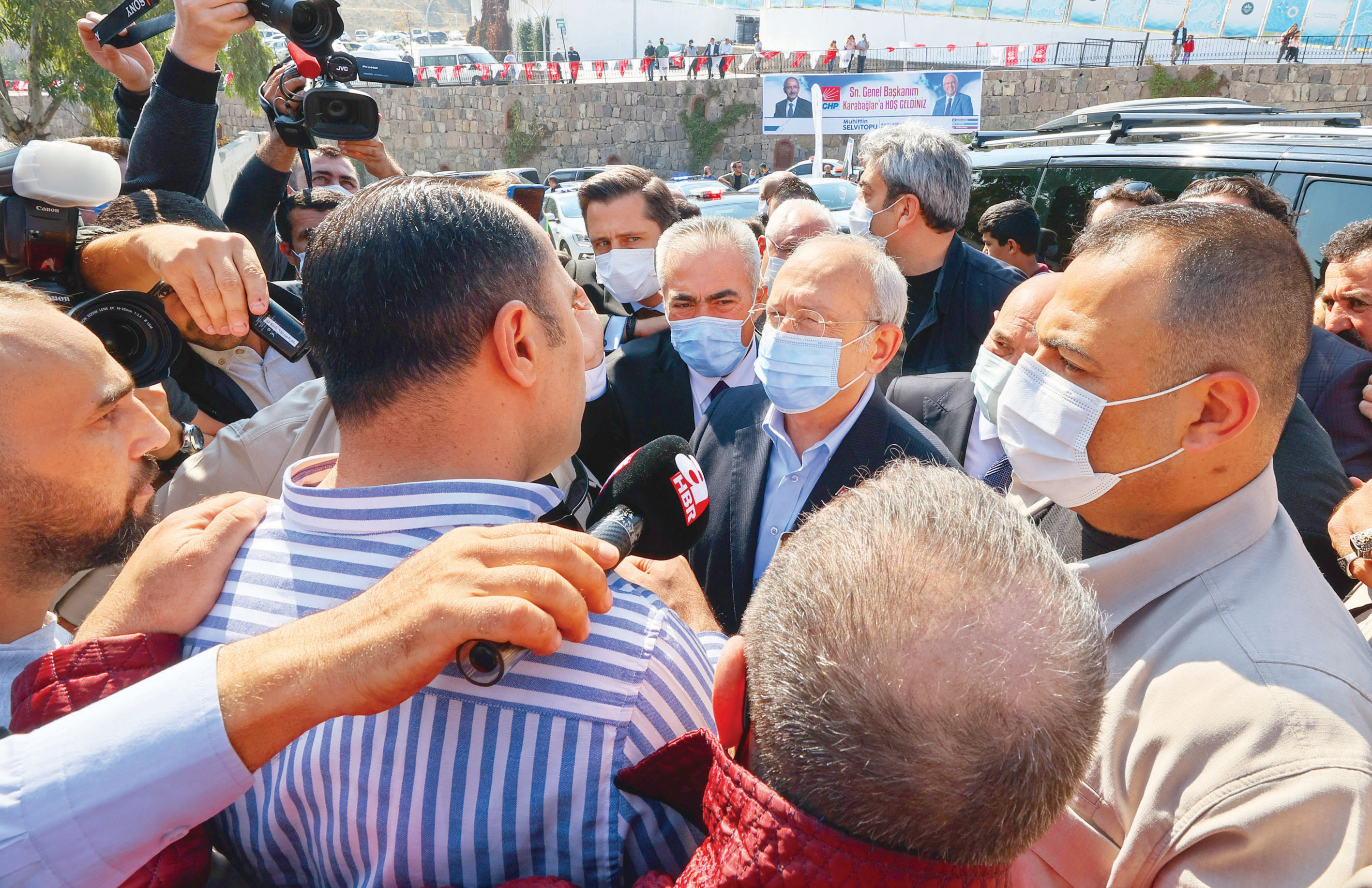 Kılıçdaroğlu, İzmir Büyükşehir Belediyesi’nin kentsel projesi yüzünden uzun süredir mağdur olan mahalle sakinlerinden Eray Uslu’ya, “Devlete söyleyin, Büyükşehir Belediyesi ile anlaşsın” dedi.
