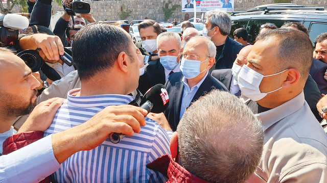 Kılıçdaroğlu, İzmir ziyaretinde çifte protestoyla karşılaştı. 