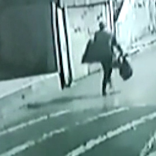 Pendikte çay ocağına giren hırsız önce karnını doyurdu sonra televizyonu çaldı