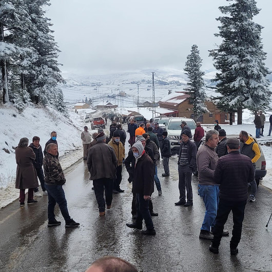 Trabzonda yaylada yıkım gerginliği: Vatandaşlar ekiplerin önünü kesti arbede yaşandı