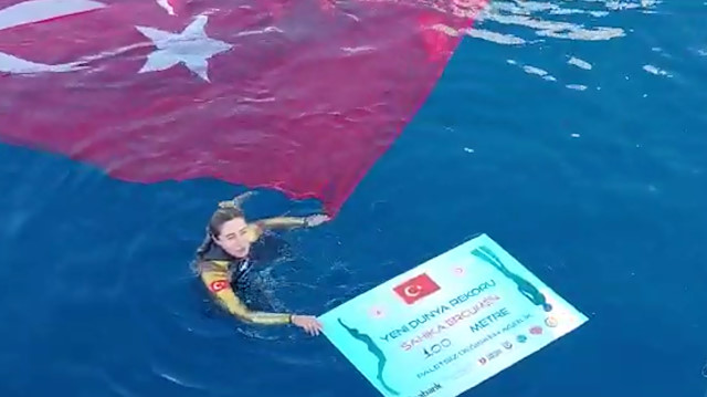 Rekorun ardından Türk bayrağıyla poz verdi.