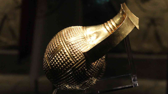 ​Dört bin 250 yıllık altın gaga ağızlı testi, Gilbert Sanat Vakfı tarafından, Anadolu Medeniyetleri Müzesi’ne iade edildi.​ 