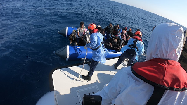 Yunanistan'ın ittiği lastik botlardaki 79 düzensiz göçmen kurtarıldı