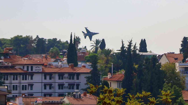 Solo Türk, ana hava akrobasisi gösteri takımı Türk Yıldızları gibi Türk pilotlarının manevra kabiliyeti ve eğitim seviyesini izleyicilere sunuyor.