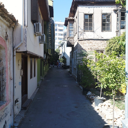 Antalyadaki asırlık evler yok oluyor: Mahalleli kovalarla nöbet tutuyor