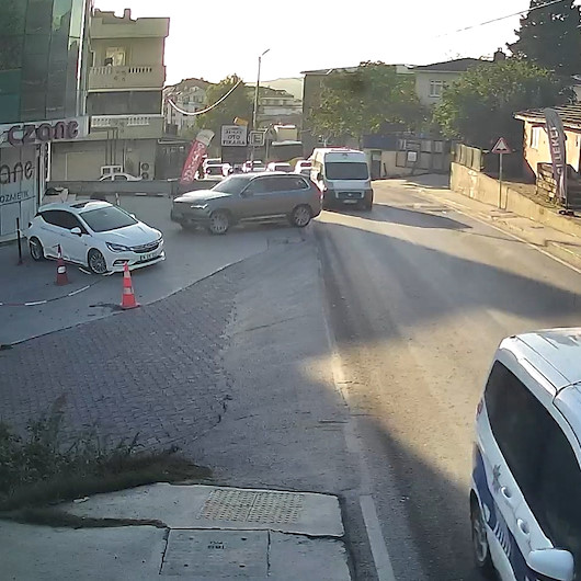 Arnavutköy’de fren yerine gaza basan sürücü eczaneye girdi