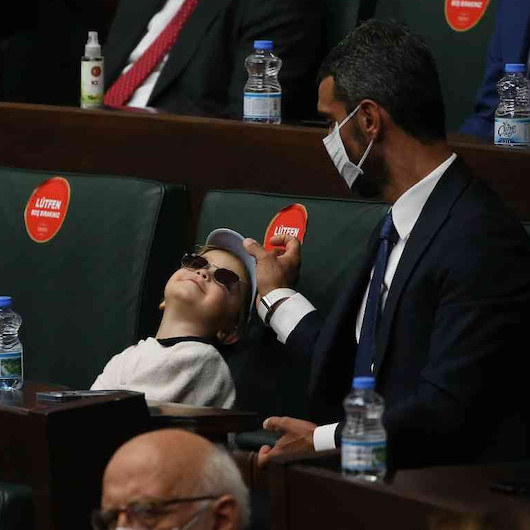 Meclisin minik konuğu: Kenan Sofuoğlunun oğlu Zayn AK Parti Grup Toplantısı’nı izledi
