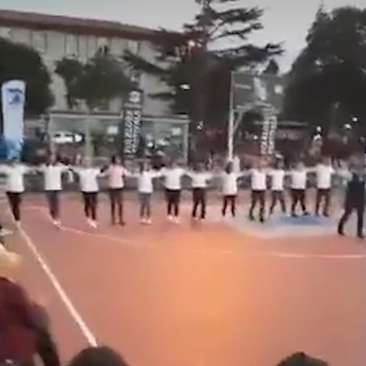 Çanakkale Belediyesinin düzenlediği etkinlikte ezan okunurken sirtakiye devam ettiler