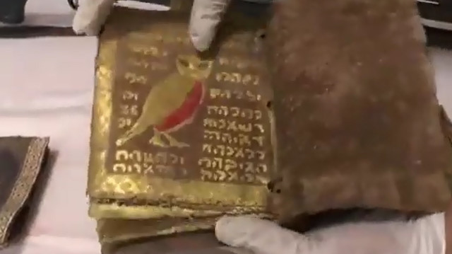 Mardin’de bin yıllık altın işlemeli 5 Tevrat ele geçirildi.