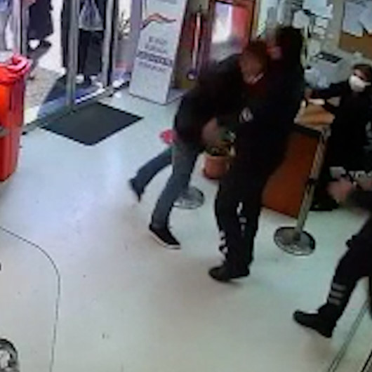İzmirde hastanede güvenlik görevlilerine saldırı kamerada
