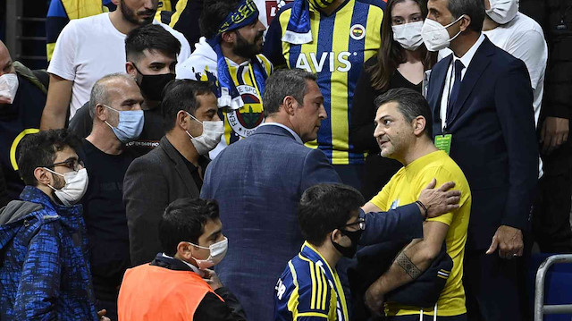 Fenerbahçe Başkanı Ali Koç, Barcelona mücadelesi sonrasında taraftarlarla tartıştı.