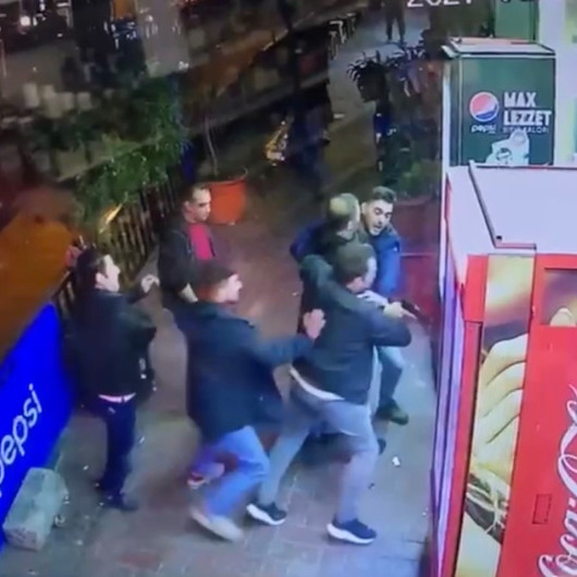Beyoğlu’nda hareketli dakikalar: Polis saldırganı önce yakaladı sonra linçten kurtardı