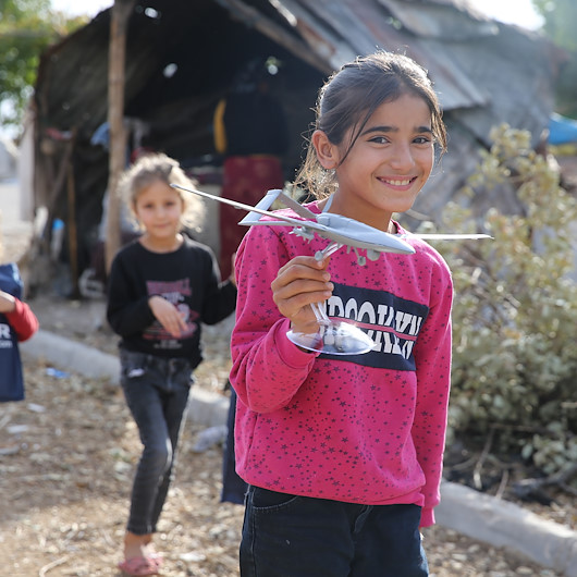 Temelleri bu köyde atılmıştı: Baykar köyün sakinlerine İHA maketi hediye etti