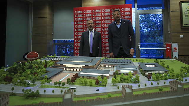 Bakan Kasapoğlu ve TBF Başkanı Türkoğlu proje maketinin önünde poz verdi.