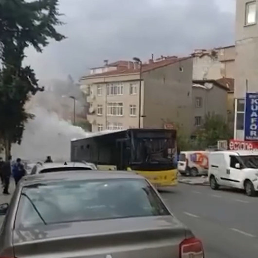 Arızalanan İETT otobüsü sokağı duman altında bıraktı