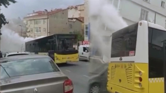 Motorundan yoğun duman çıkan İETT otobüsünün yoluna devam etmesine vatandaşlar tepki gösterdi.