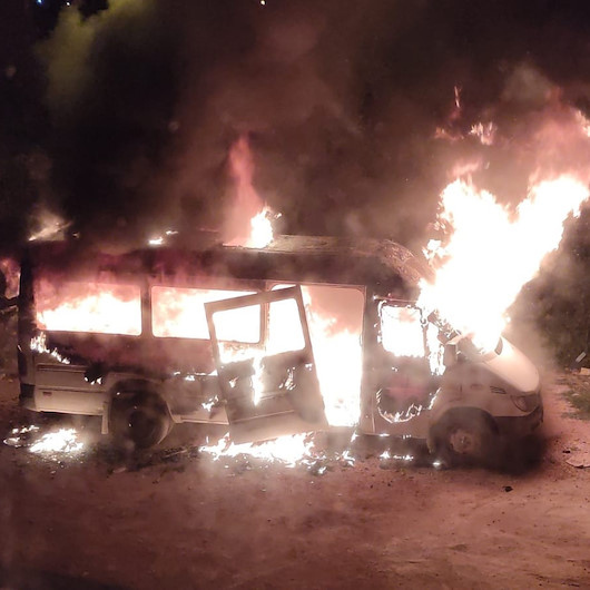 Hatay’da park halindeki öğrenci servisi kundaklandı