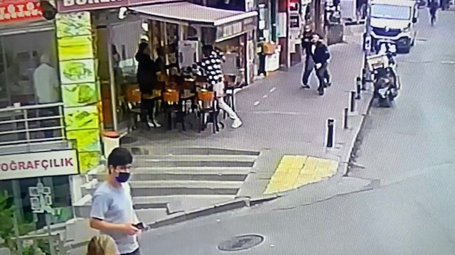 Şişli'de döner bıçaklı ve silahlı saldırı: Saldırganlara sandalyeyle böyle direndi