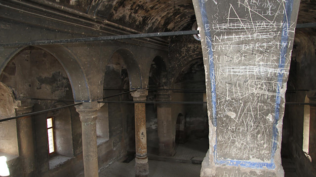 Kilisenin iç duvarları ise, bıçak ve diğer sivri cisimlerle tahrip edildi. 