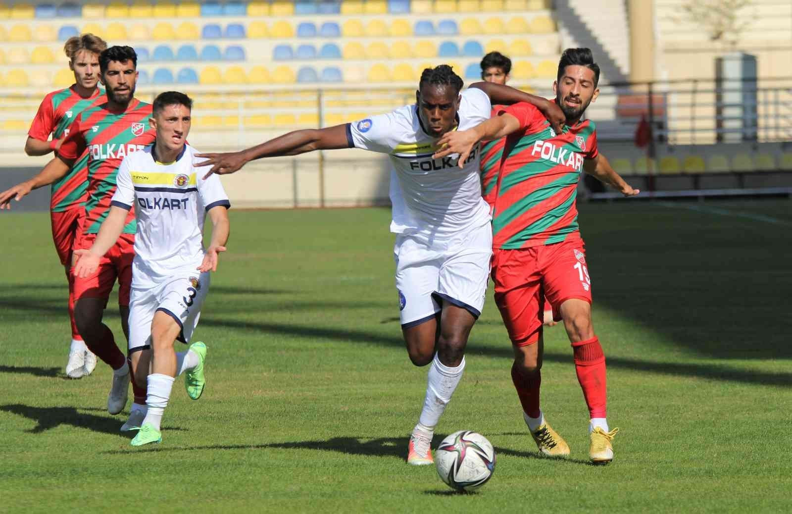 Enock Barwuah'ın maçta rakibiyle mücadelesi