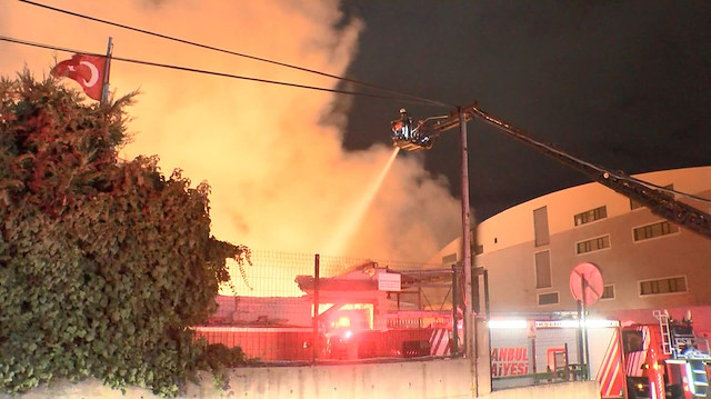 Yangın, saat 23.00 sıralarında Osman Gazi Mahallesi Genç Osman Caddesi'ndeki ambalaj fabrikasının fan motorunda çıktı. 