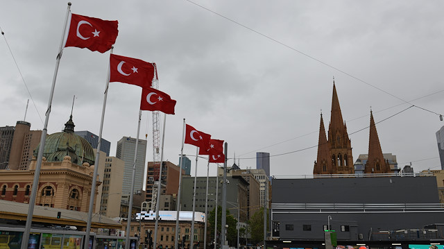 Melbourne Federasyon Meydanı'ndaki göndere Türk bayrakları çekildi.