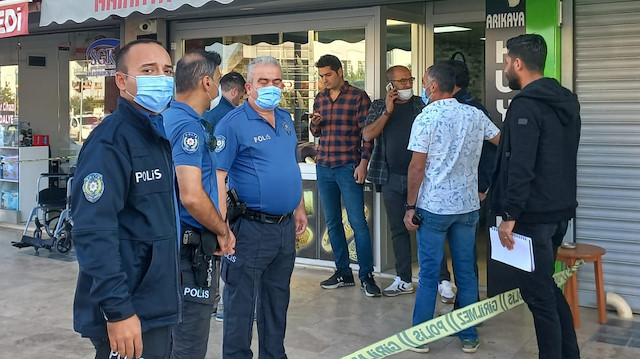 İş yerinin güvenlik kamerası görüntülerini inceleyen polis ekipleri, saldırganı yakalamak için çalışma başlattı.