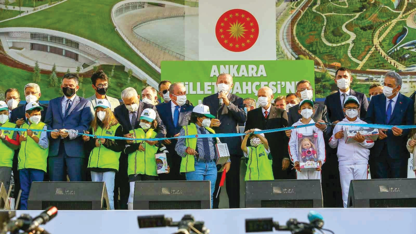 Cumhurbaşkanı Erdoğan ve beraberindekiler, yapılan nduanın ardından kurdele keserek açılışı gerçekleştirdi.