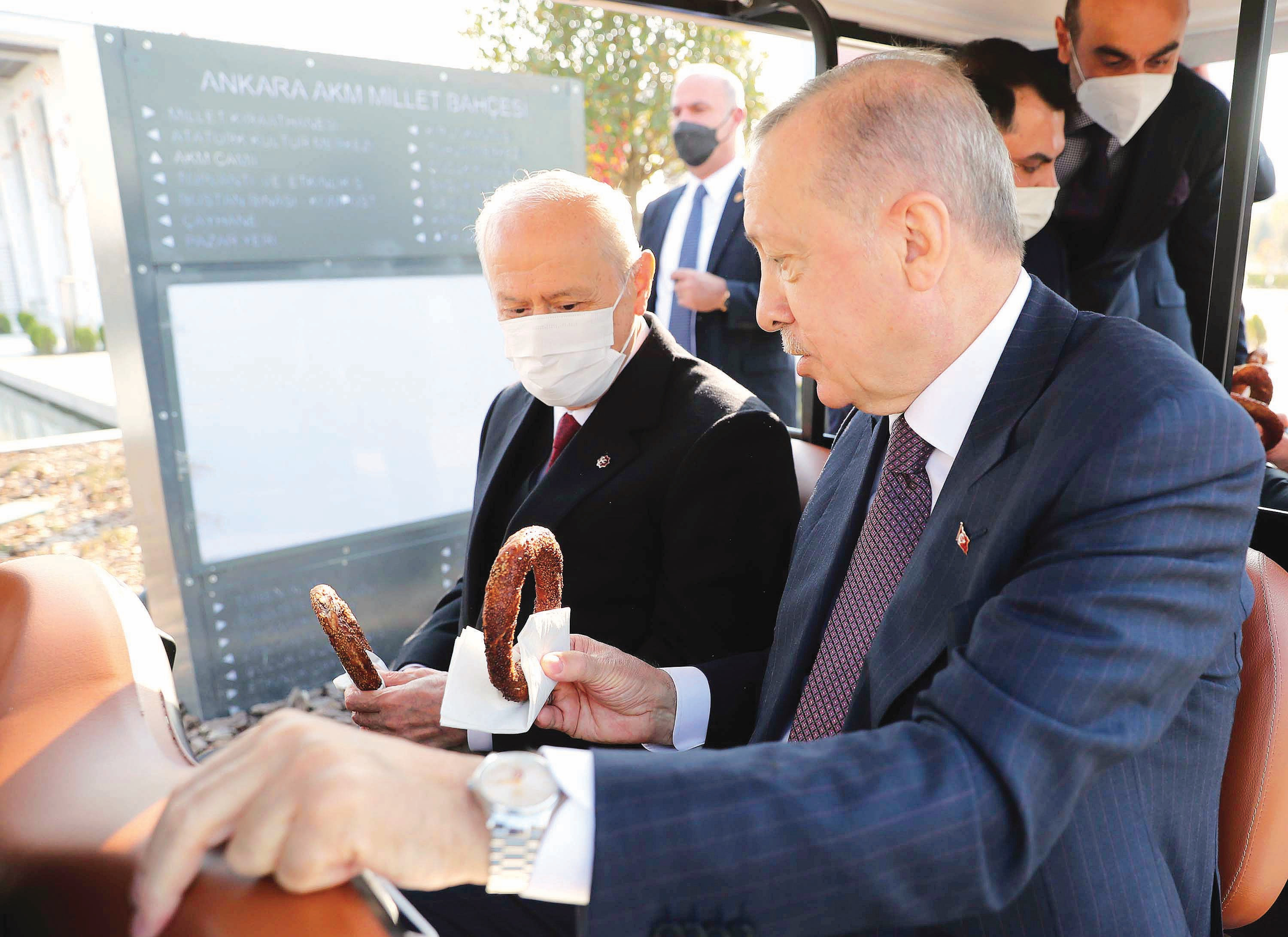Cumhurbaşkanı Erdoğan, Bahçeli ve protokol üyeleri Millet Bahçesi’nde incelemelerde bulundu. Erdoğan ve Bahçeli, simit yedi.