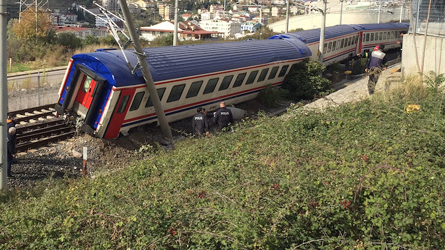 Gebze’de yolcu treninin 2 vagonu raydan çıktı.