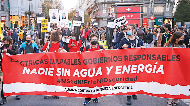 İspanya’da rekor seviyelere ulaşan zamları ve elektrik başta olmak üzere enerji fiyatlarındaki artışları protesto etmek için başkent Madrid’de gösteri düzenlendi.