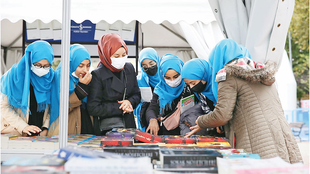 Sultangazi Belediyesi Gençlik Festivali düzenlenen Kitap Fuarı’yla başladı. Özellikle öğrencilerin yoğ
