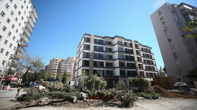 Yıkıcı İzmir depreminin yaralı sarıldı, yeni binalar yükseldi.