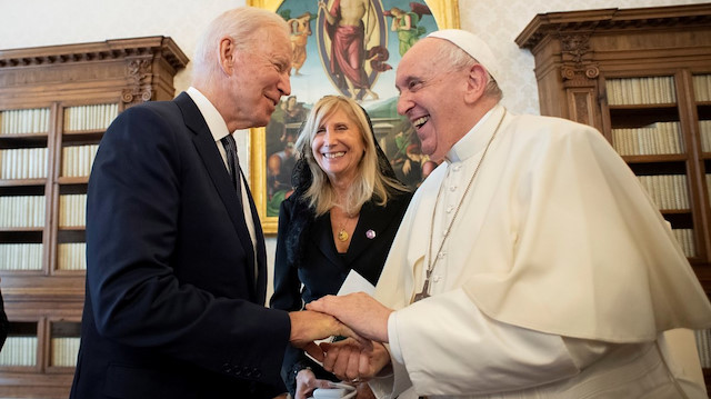 ABD Başkanı Biden ve Papa, Vatikan'da bir araya geldi. 